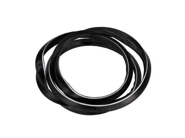 Svart gummilist i spiralformad ring