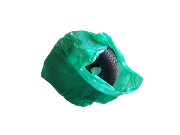 Bilens däck i en grön plastpåse