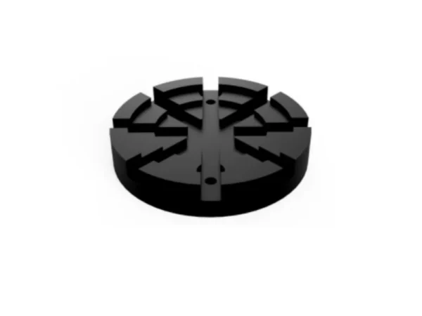 Svart plastpuck med skåror och hål.